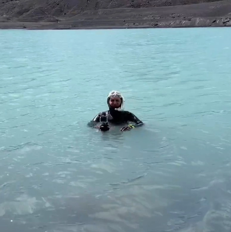 Вода в озере очень холодная.