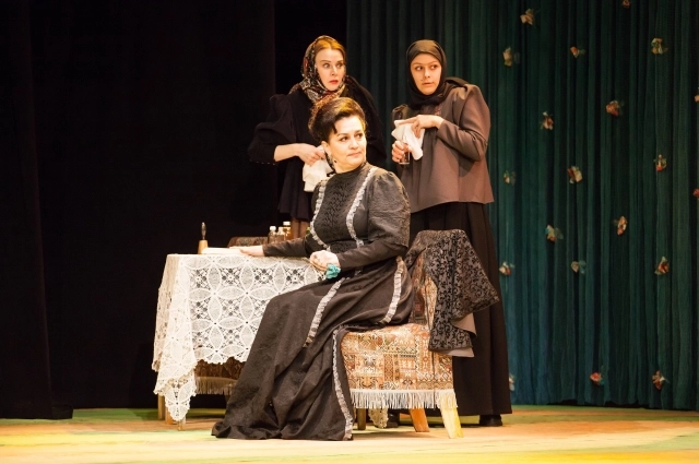 Наиодном из многочисленных спектаклей.