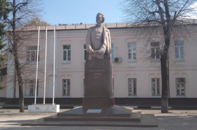 Памятник Володе Ульянову-гимназисту на площади у старого железнодорожного вокзала (скульптор Владимир Цигаль), установлен в 1954 году