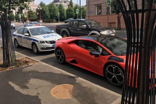 Известного блогера задержали полицейские за рулем арендованного авто.