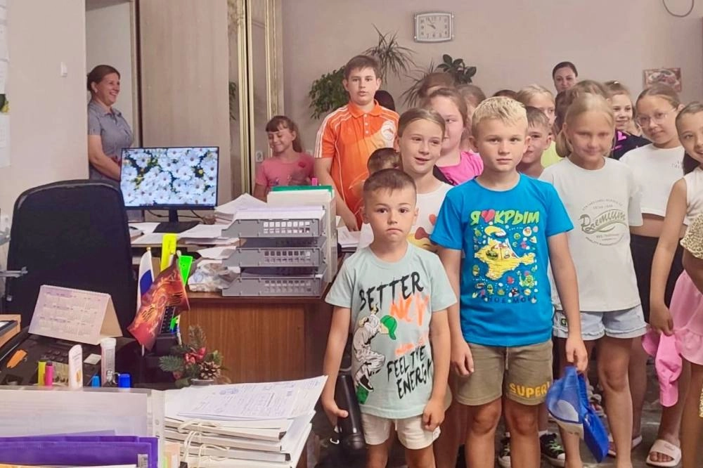 Младший сын директора Алексей с ребятами из школы тоже приходит в колхоз на экскурсии.