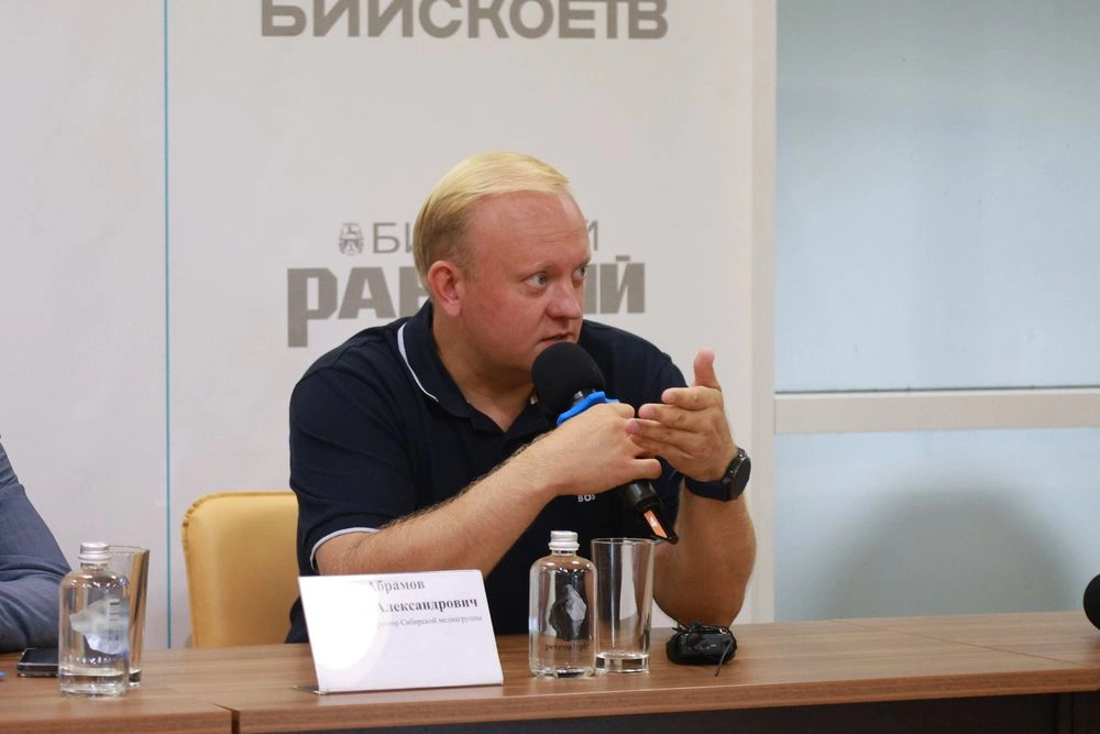 Организовал турнир депутат АКЗС, генеральный директор «Сибирской медиагруппы», председатель Союза журналистов Алтайского края Андрей Абрамов.