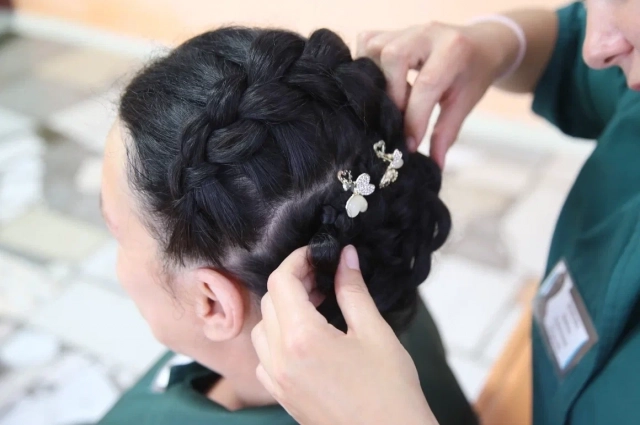 После выхода на свободу Люба мечтает пройти парикмахерские курсы. 