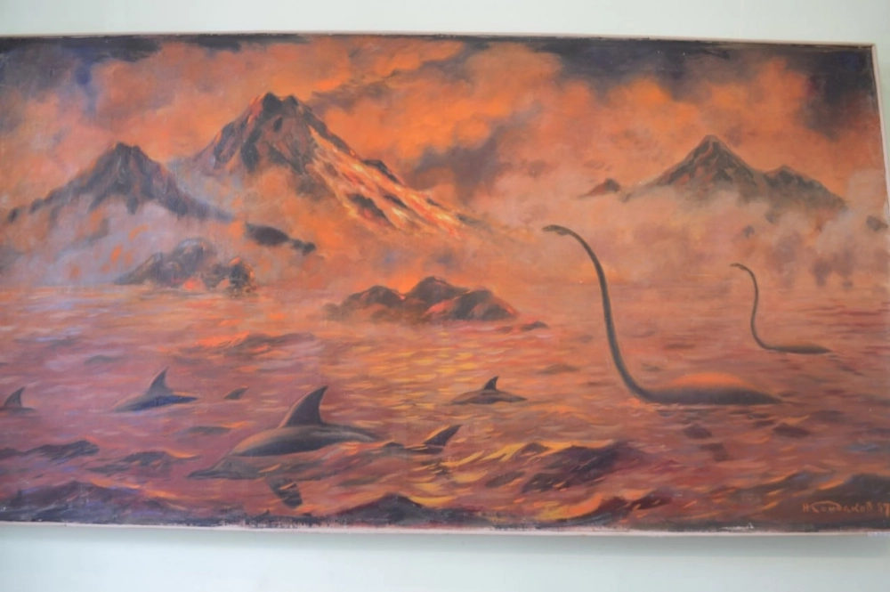 Картина охоты легендарного чудовища за дельфинами в музее истории и природы Карадага.