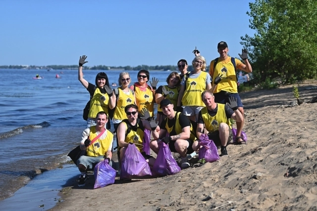 Спустя три часа сплава на каждом сапе вырос объемный мешок с опасными для окружающей среды отходами