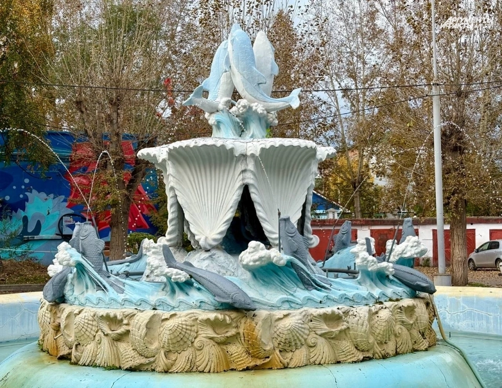 Фонтан советского времени по дворе многоквартирного дома.