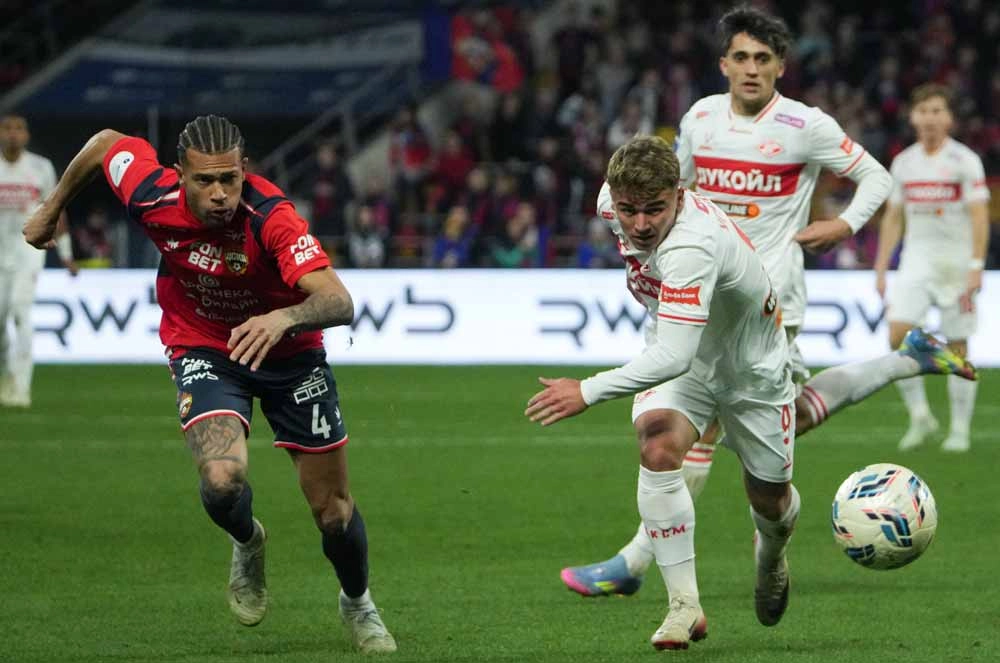 Жоао Виктор (ЦСКА) и Манфред Угальде (Спартак) в матче 11-го тура российской Премьер-лиги в Москве.