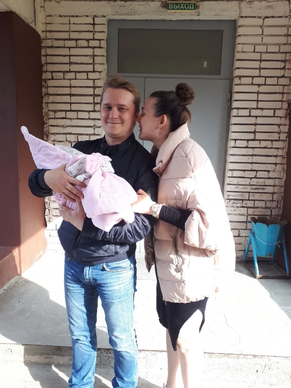 Максим с дочкой и женой.