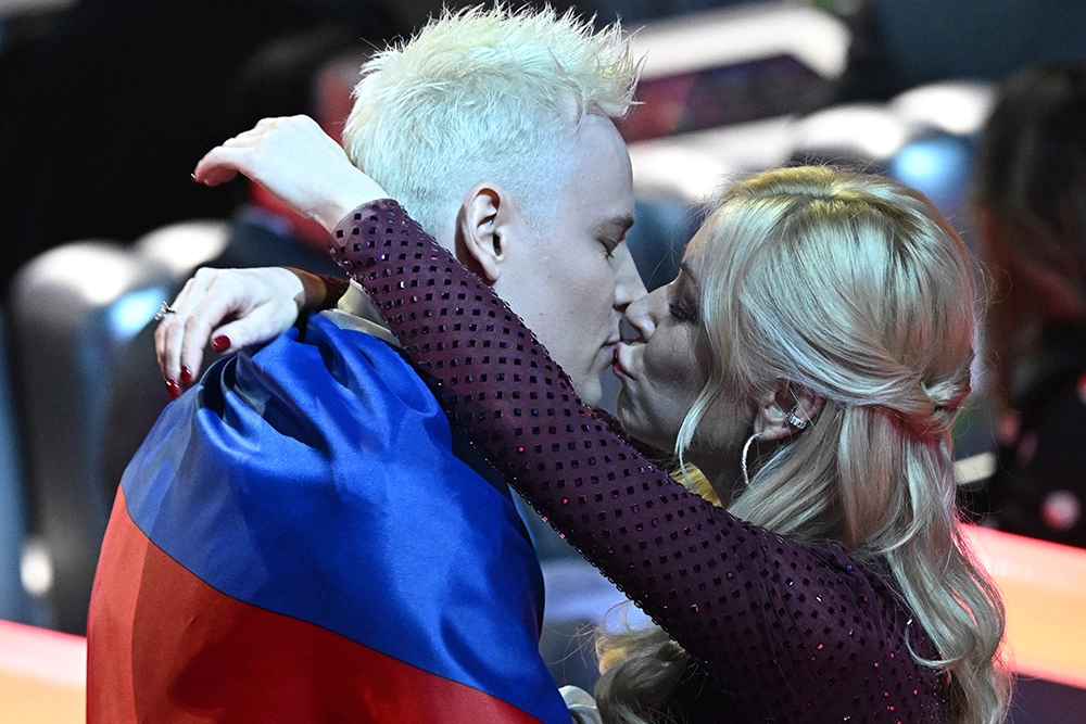 Ярослав Дронов (Россия) и глава Лиги безопасного интернета Екатерина Мизулина на международном музыкальном конкурсе «Интервидение» в Москве.