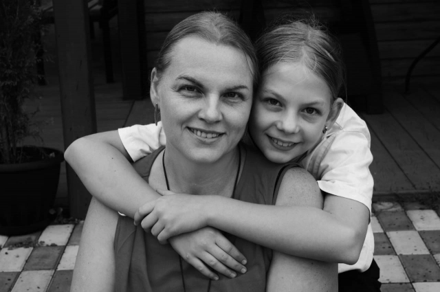 Младшая Маша – главная мамина помощница в работе на огороде.