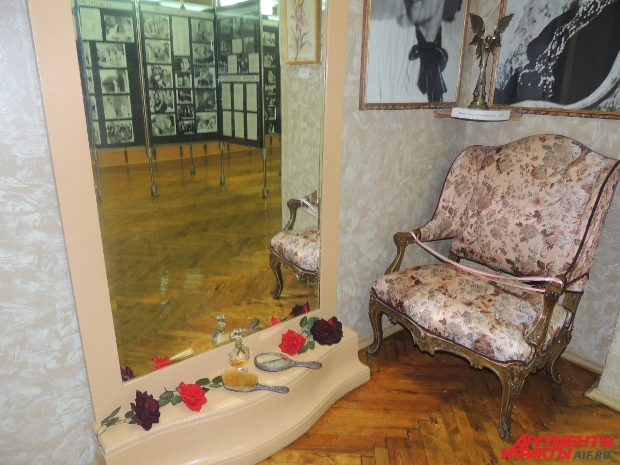 Трюмо из музея. В это зеркало смотрелась Тамара Макарова.