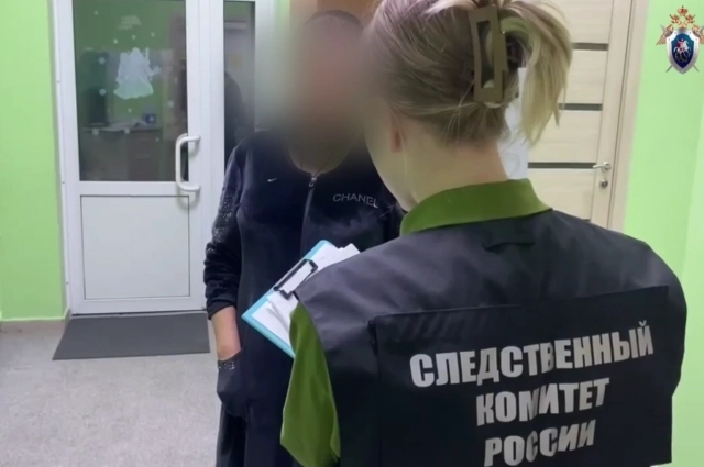 Сотрудница пансионата дает показания следователям.