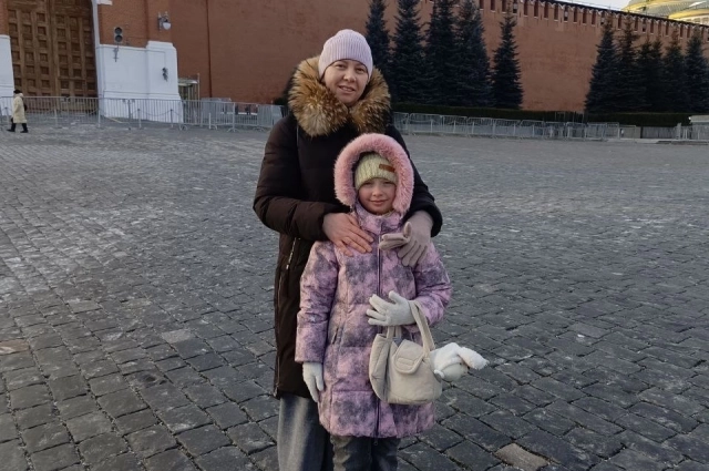 Арина и её мама Мария в столице в декабре 2025 года.