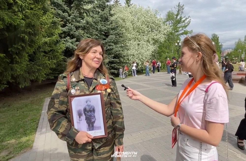 Татьяна Терёхина с фотографией дедушки.