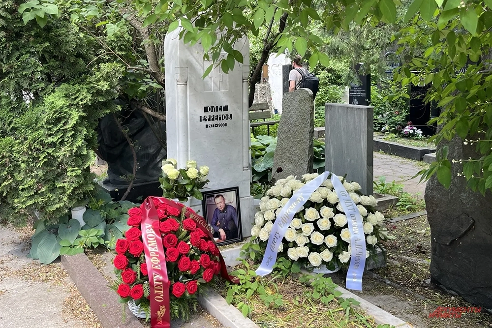 Могила Олега Ефремова на Новодевичьем кладбище.
