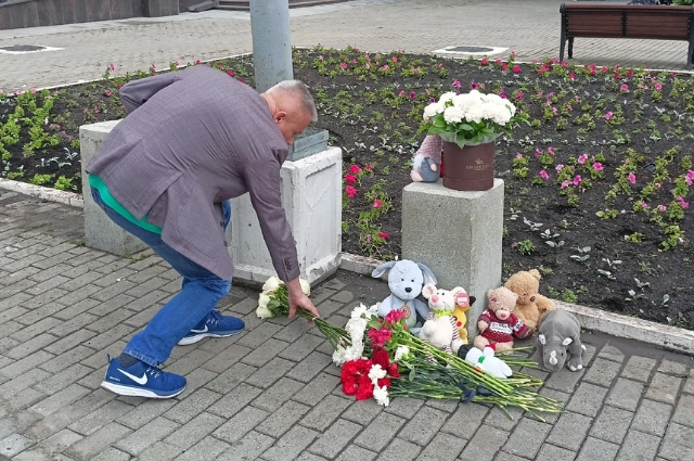 Горожане несут цветы к месту трагедии в центре Екатеринбурга