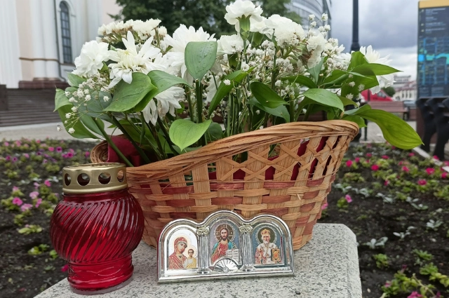 Горожане несут цветы к месту трагедии в центре Екатеринбурга