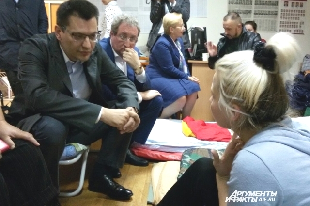 Михаил Сюткин на встрече с объявившими голодовку обманутыми дольщиками в Перми.