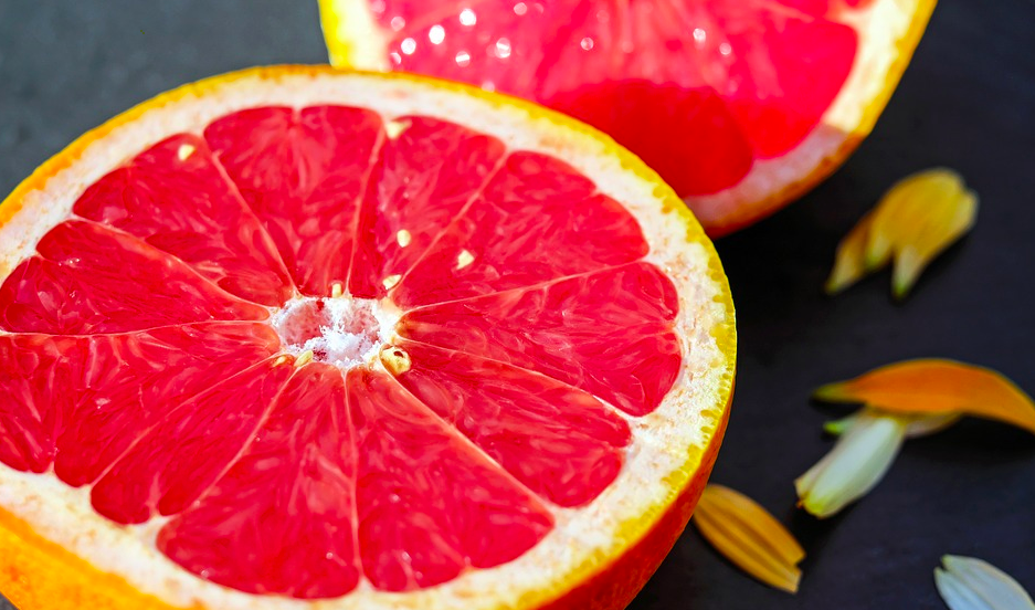Горький вкус грейпфруту создаёт прозрачная плёнка и перегородки в мякоти - в них содержится растительный флавоноид – нарингин.