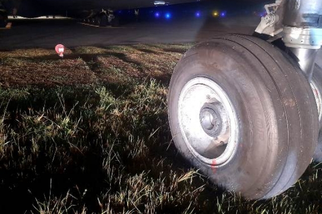 Самолет Ан-124 «Руслан» за пределами ВПП.