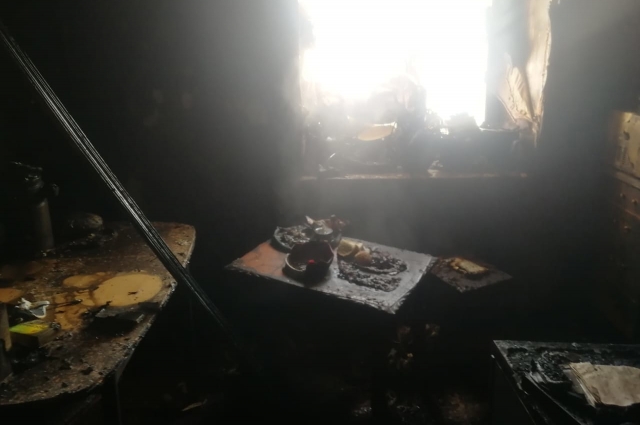 Кухня сгорела, а мать обвиняемого погибла. 