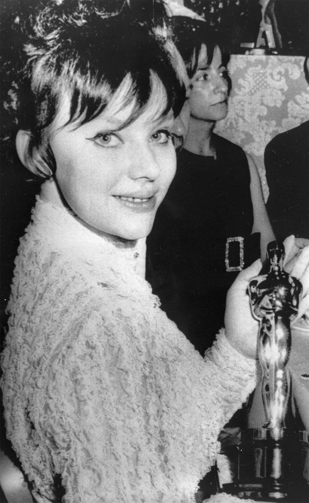 Людмила Савельева с премией «Оскар» за лучший иностранный фильм 1968 года.