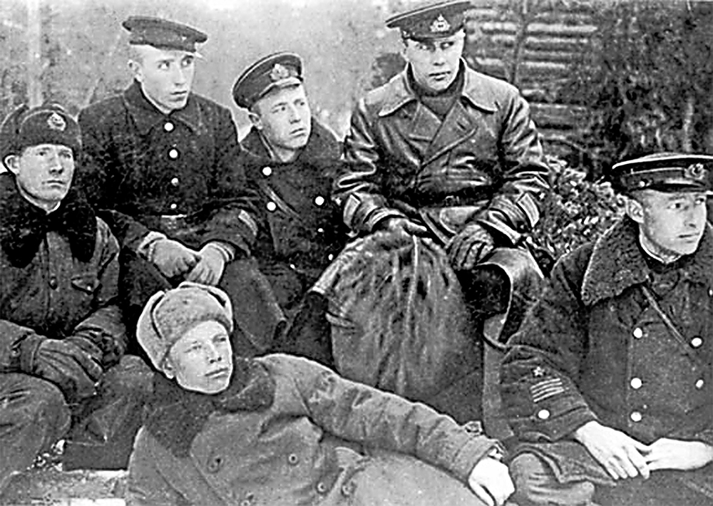Полковник Евгений Преображенский и его экипаж.