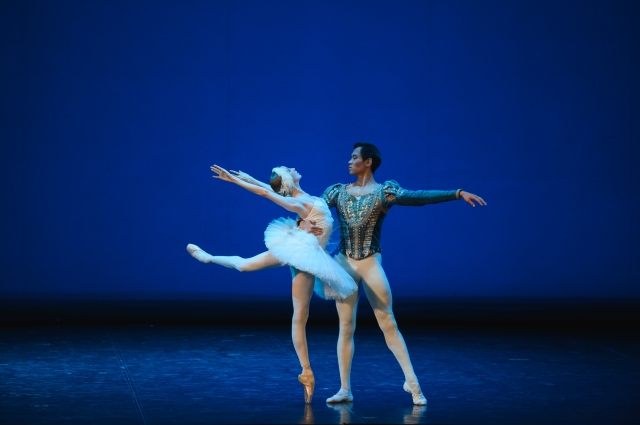 Артисты балета Валерия Кузнецова и Олег Мангадаев.