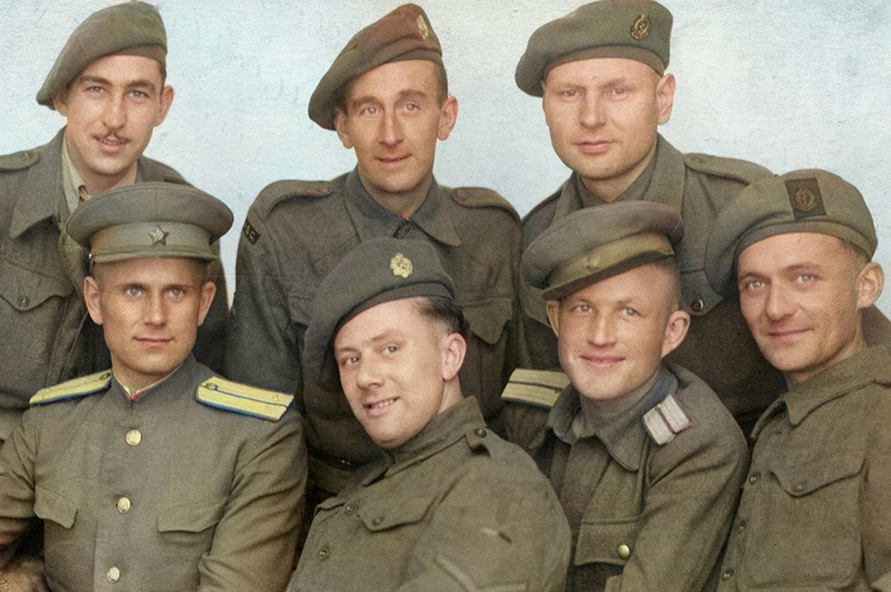 Фёдор Бичехвост (крайний слева в первом ряду) с представителями войск союзников и одним из сослуживцев. Лето 1945 г. Франция.