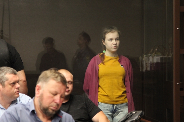 Барышни в основном признают вину частично и говорят, что пошли в кухарки к украинским террористам по финансовой нужде.