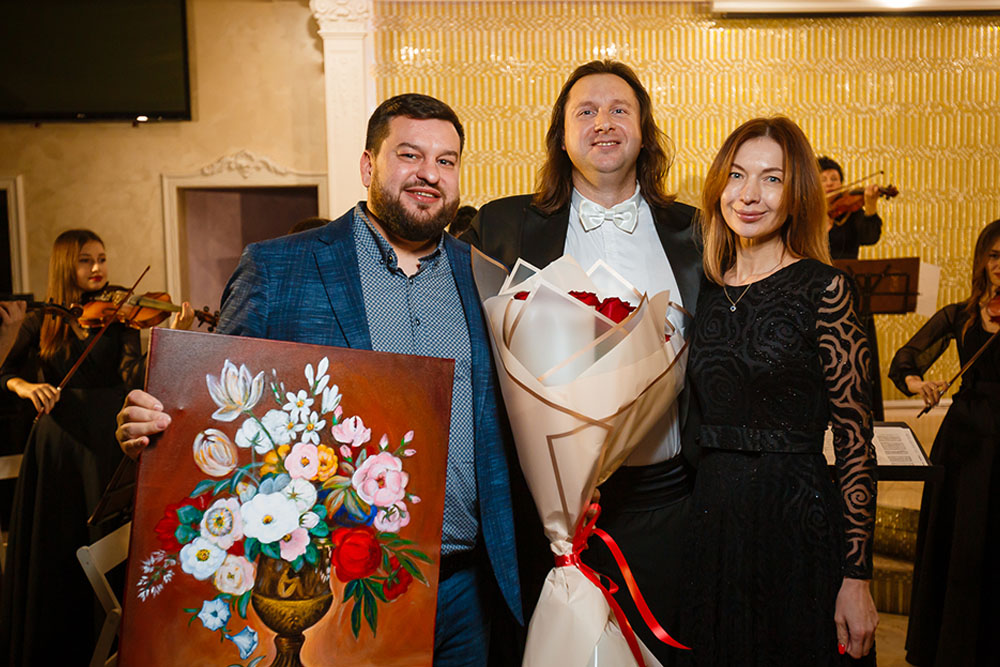 Владелец ресторана Григорий Алексанян (слева) и дирижёр камерного оркестра «Новая гармония» Денис Карлов (в центре).