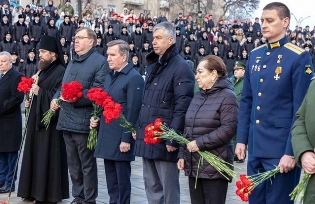 Сити-менеджер Ростова в брендовом пуховике на возложении цветов.