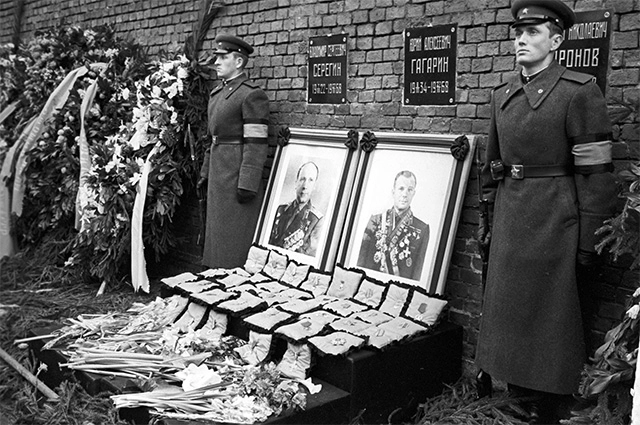 Похороны летчика-космонавта СССР Юрия Алексеевича Гагарина и летчика, инженера-полковника Владимира Сергеевича Серегина. 30 марта 1968 г.
