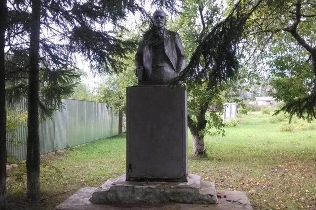 Памятник В.И. Ленину в селе Богословское Ясногорского р-на.