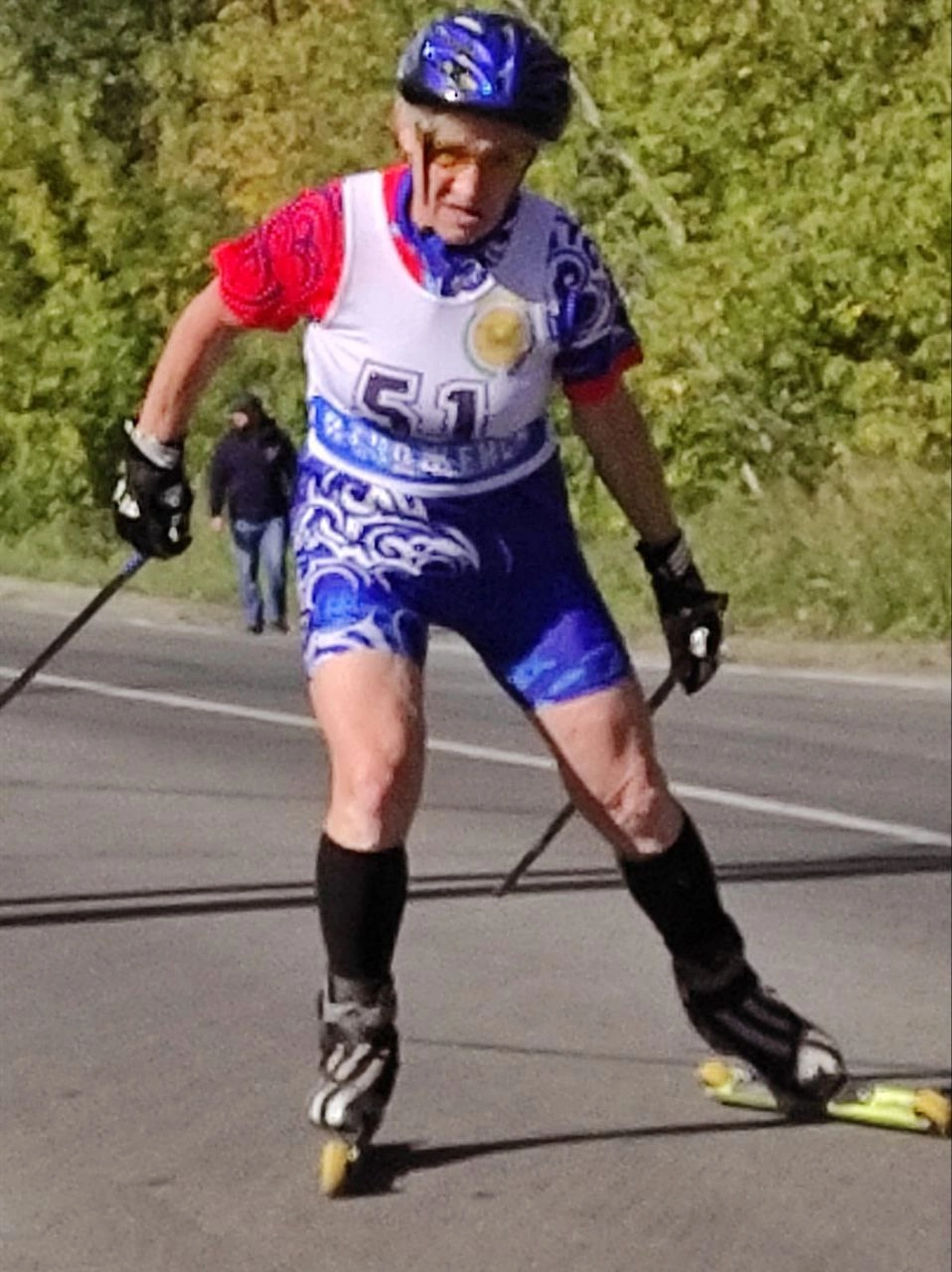 Зимние лыжи Раиса заменила летними лыжами-роллерами.