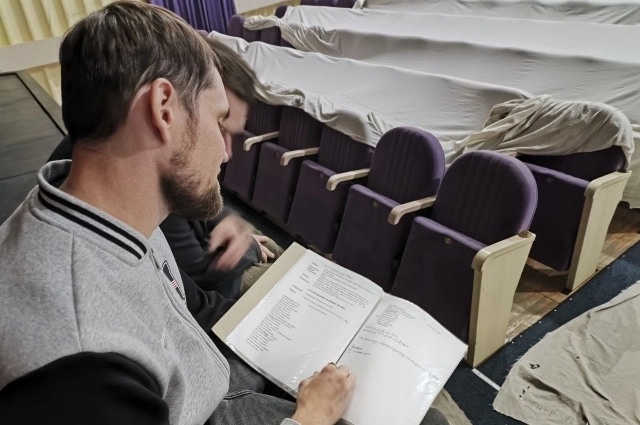 ПО иронии, сценарии спектаклей хранятся в папках с надписью