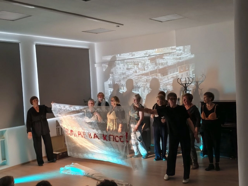 Участницы создали перформанс, в котором рассказывают истории о себе.