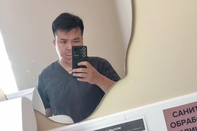 Пока Мирлан трудится медбратом, но он не оставил мечту стать пластическим хирургом.