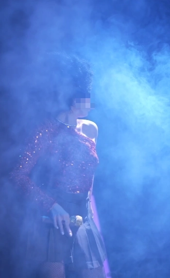 В образе певицы Zivert — одна из учениц школы.