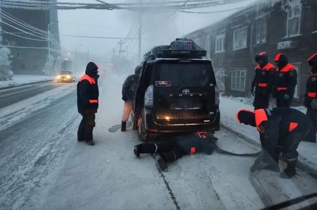 Чтобы оттащить машину от места прорыва теплотрассы, потребовалась помощь спасателей.