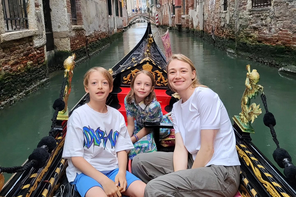 Оксана Акиньшина с детьми.