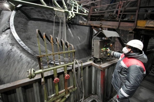 Меняя наклон и число оборотов чаши, специалисты повышают качество окатышей и производительность окомкователя.