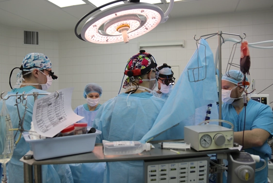 Благодаря фонду врачи и обучаются у зарубежных коллег, и сами учат, выезжая в «трудные» регионы.