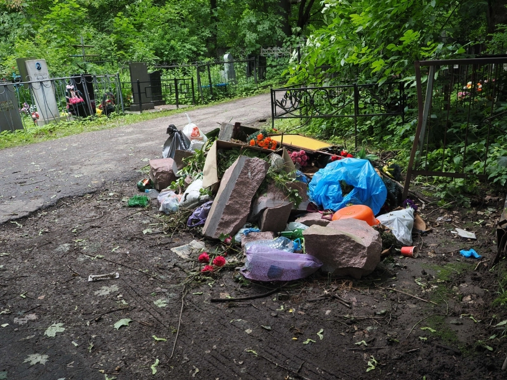Не весь мусор успевают вывозить.