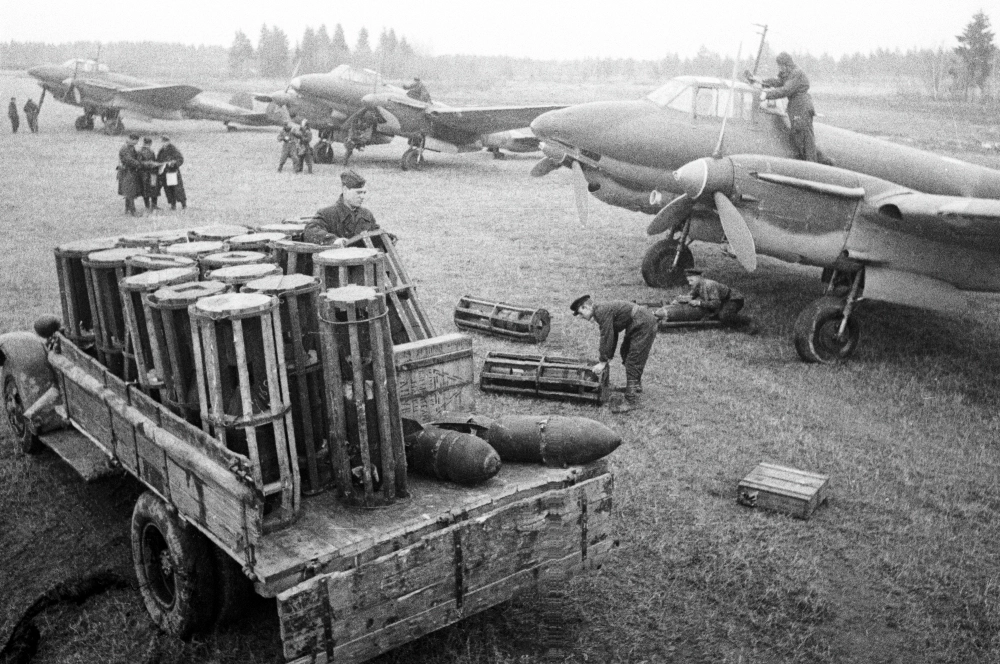 Подготовка к боевому вылету советских бомбардировщиков Пе-2 на военном аэродроме Калининскогофронта, сентябрь 1941 года.