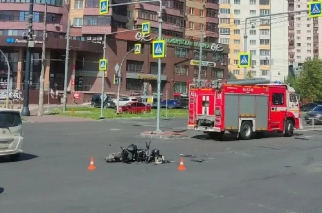 Фото с места ДТП на улице Братьев Кашириных.