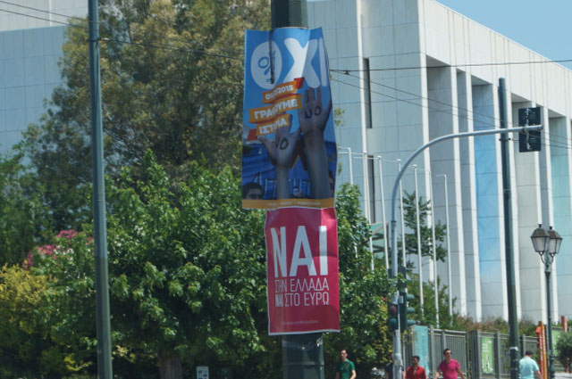 Агитационные плакаты в Афинах перед референдумом