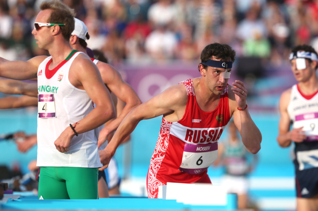 Россиянин Андрей Моисеев (справа) участвует в соревнованиях по современному пятиборью среди мужчин на XXX Летних Олимпийских играх в Лондоне.