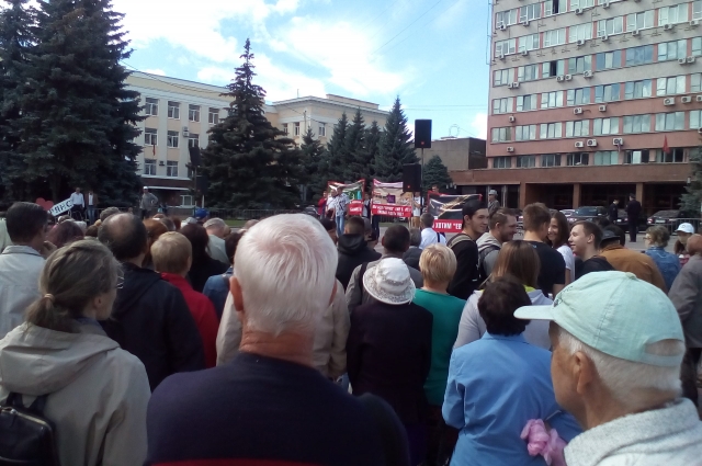 Володарцы уже второй раз выходят на митинг с надеждой, что власти их услышат и помогут разрешить конфликт.