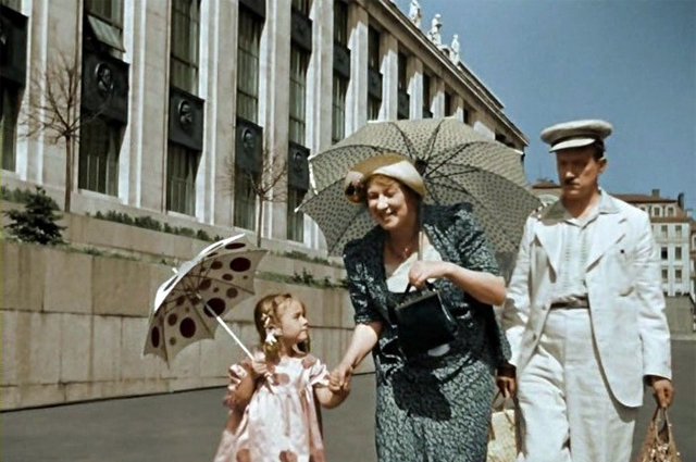Несколько сцен фильма происходят у Библиотеки им. Ленина, нового здания, также построенного в 1930-е гг.